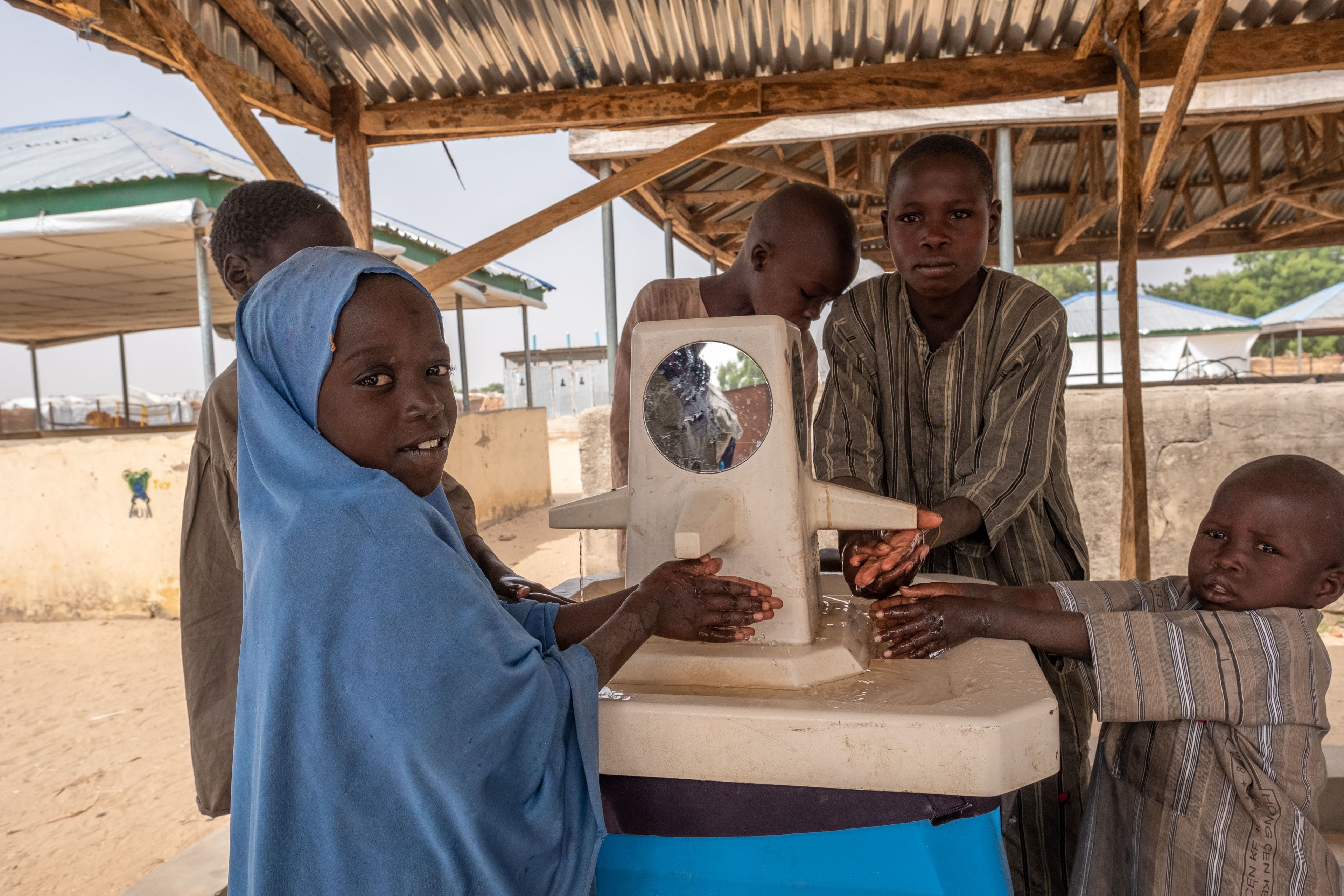 Children at a Gravit'eau's sink in Nigeria