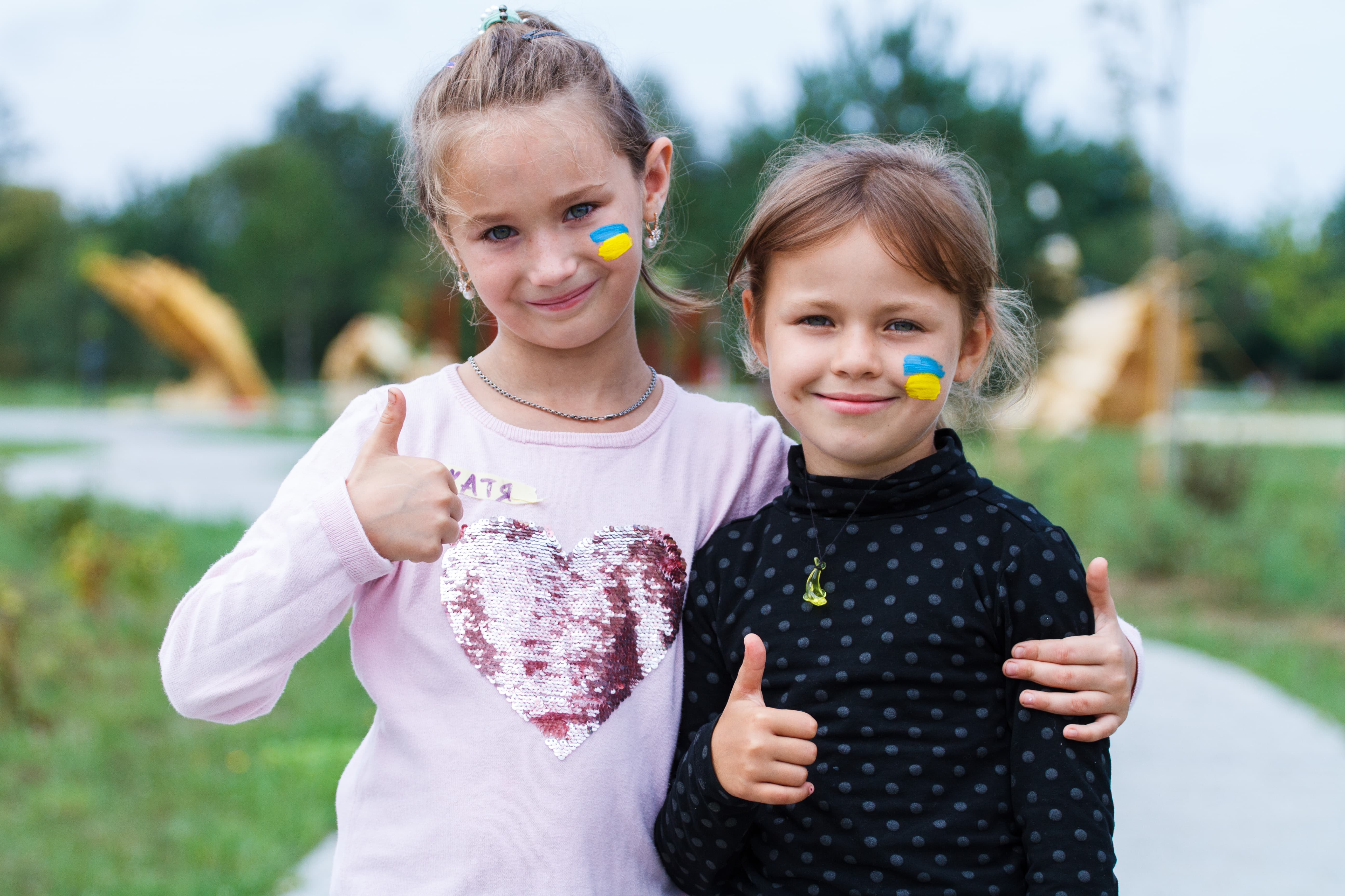 Deux filles pendant des activités pour les enfants déplacés d'Ukraine.