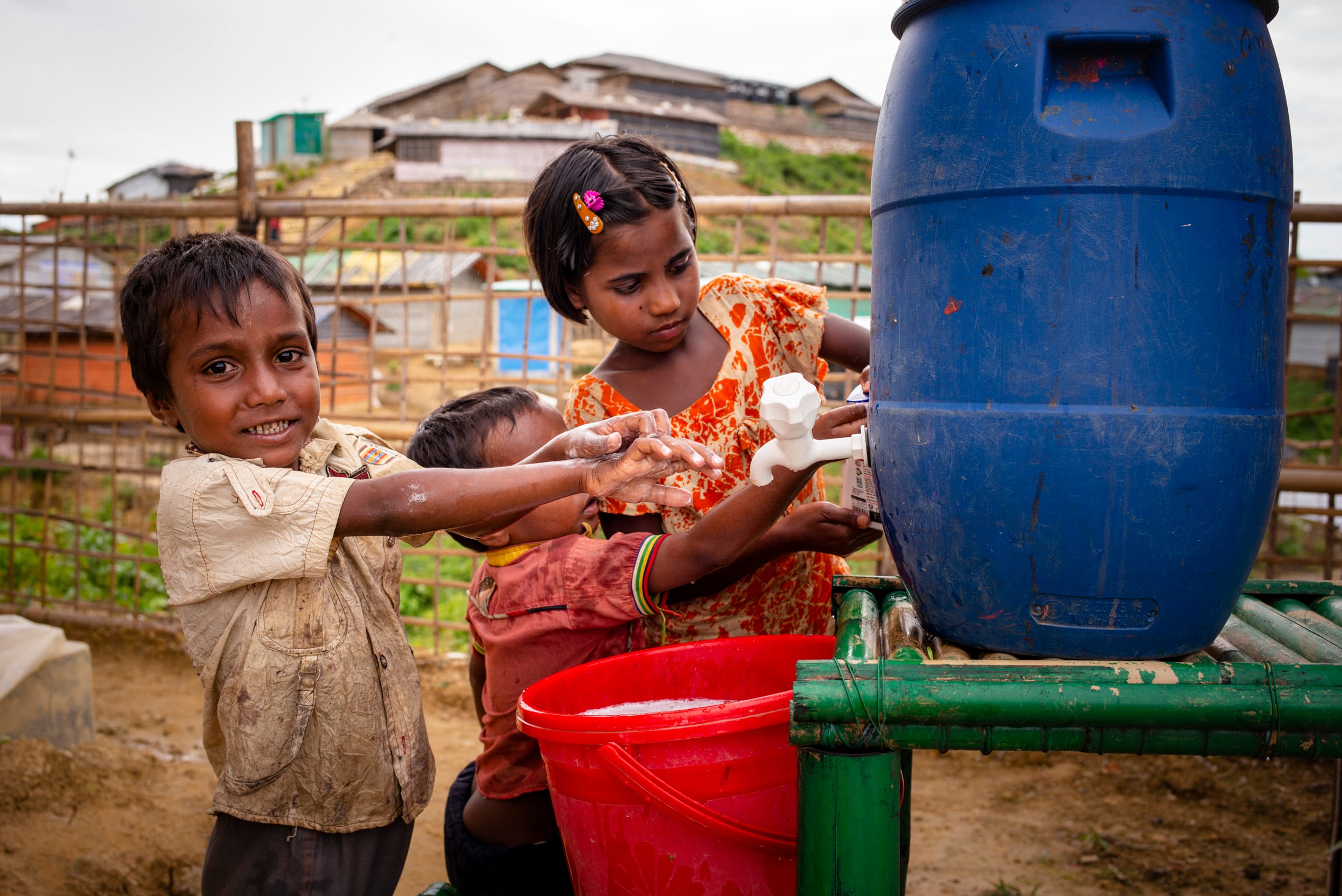 Enfants se lavant les mains à un robinet portatif à Cox's Bazar, Bangladesh Enfants rohingyas se lavant les mains à un robinet portatif à Cox's Bazar, Bangladesh