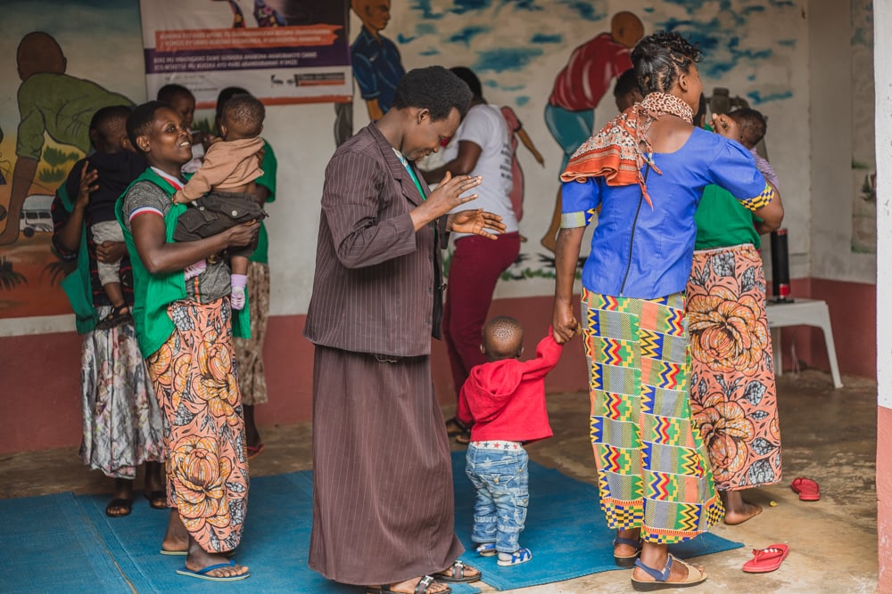 Enfants participent à des activités au sein des crèches pénitentiaires