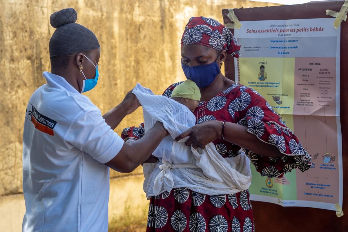 SIMSONE Staff Tdh aidant une femme et son bébé