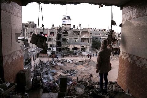 Mädchen in einem zerstörten Gebäude in Gaza