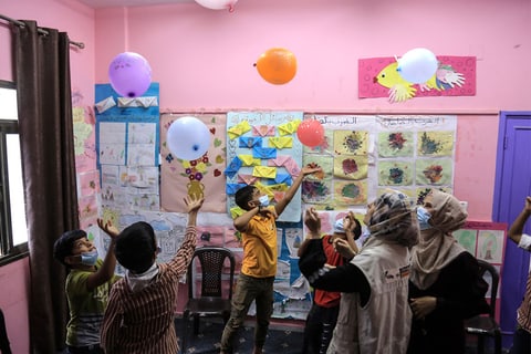 Kinder und Staff (Lehrer) Tdh in der Schule in Gaza