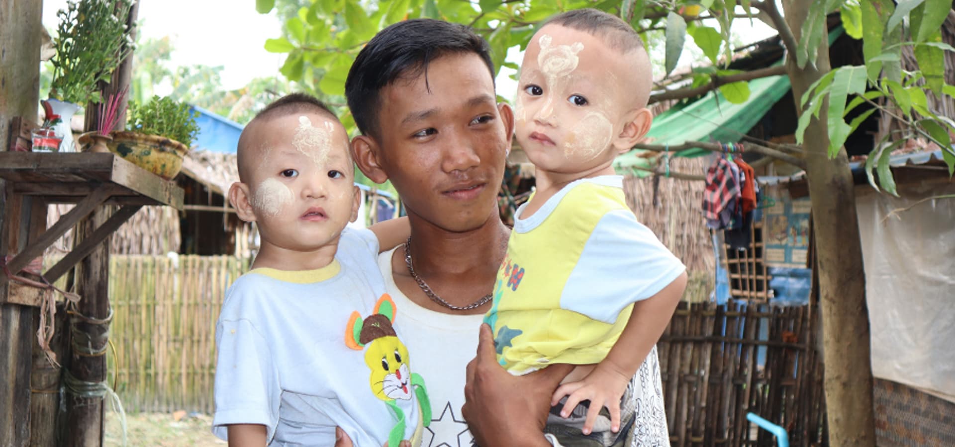 2 bébés garçons et un jeune homme au Myanmar