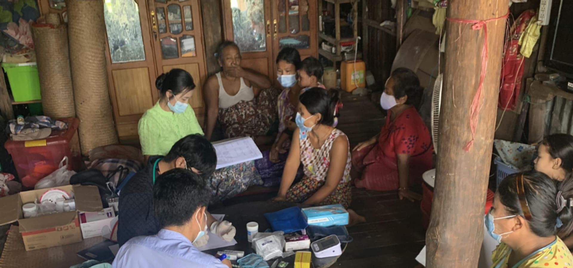 Großfamilie in Myanmar in einem winzigen Raum