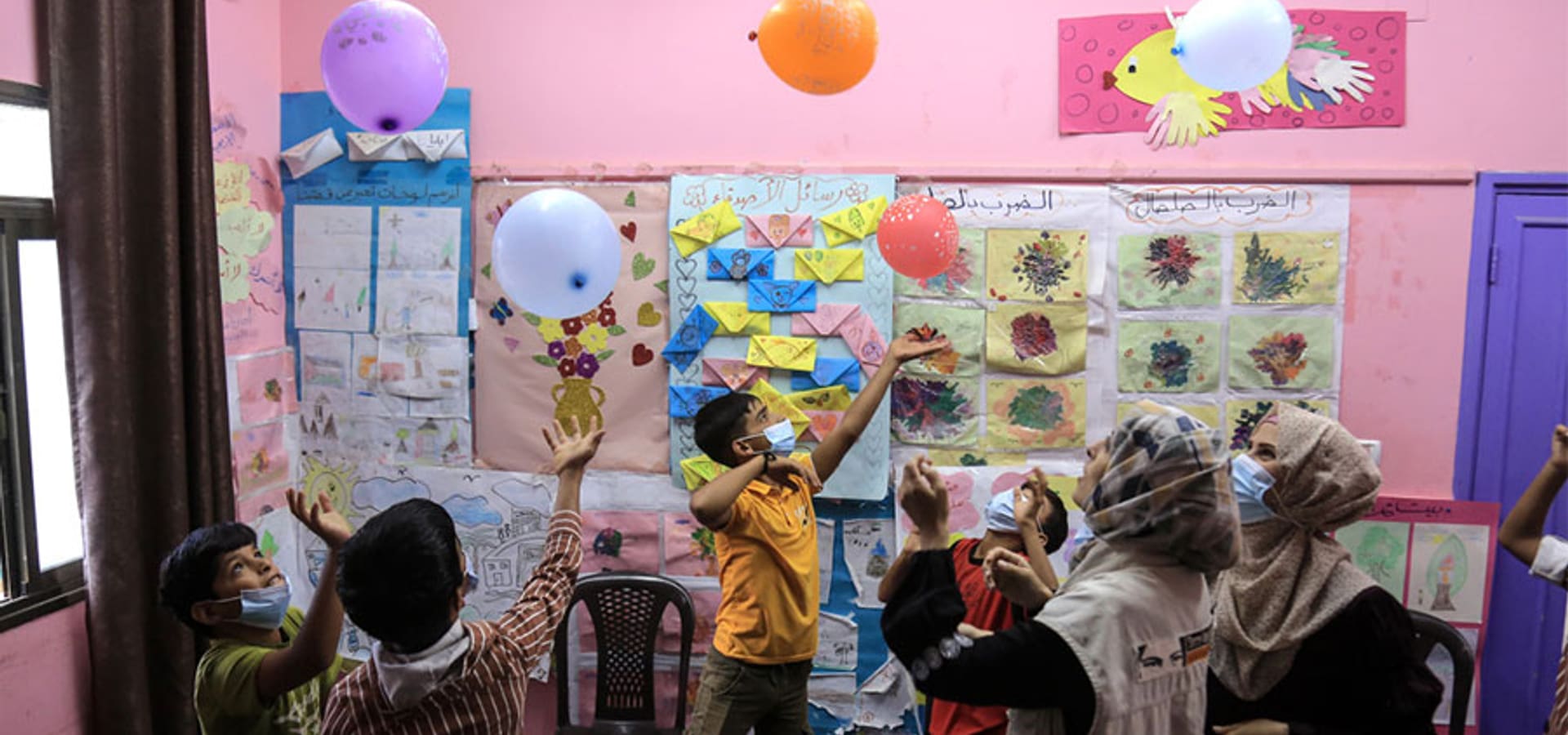 Enfants et Staff (professeure) Tdh à l'école à Gaza