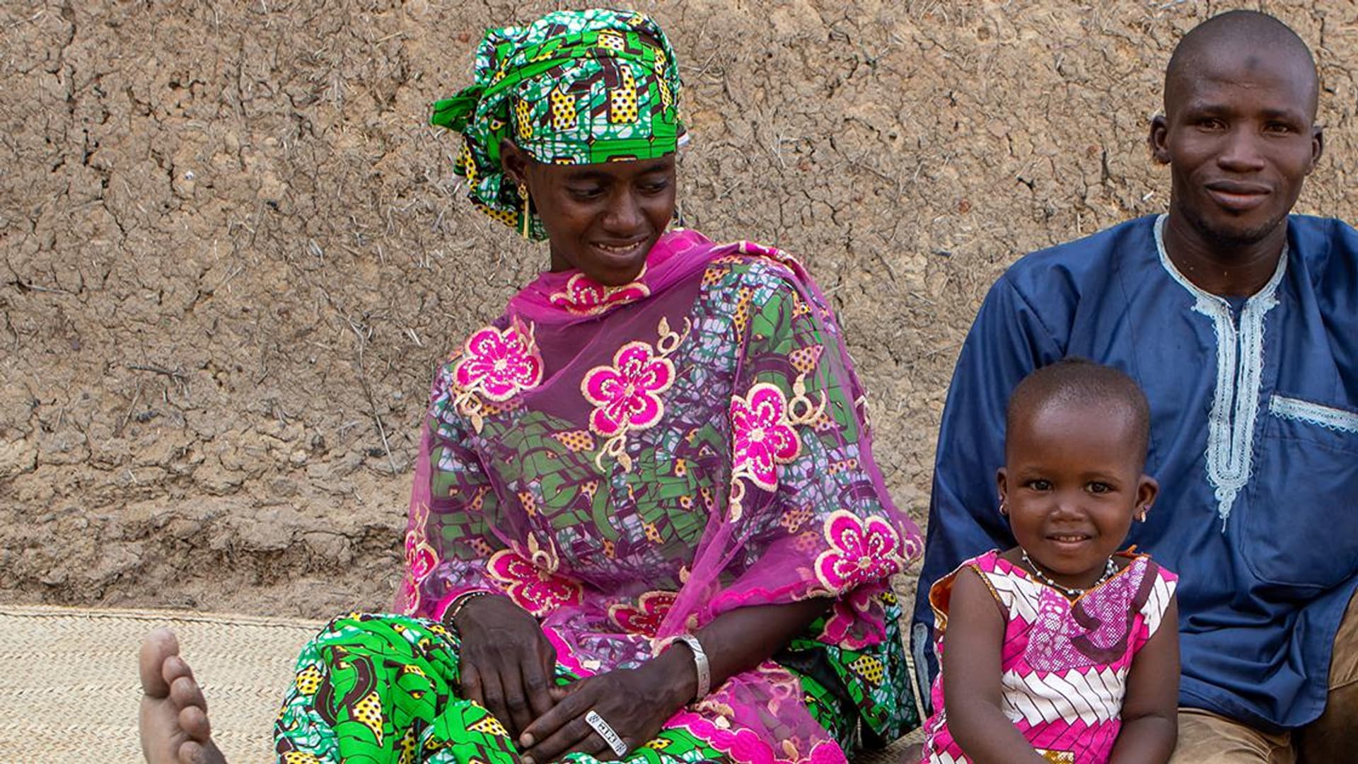 Mali : A woman with her family