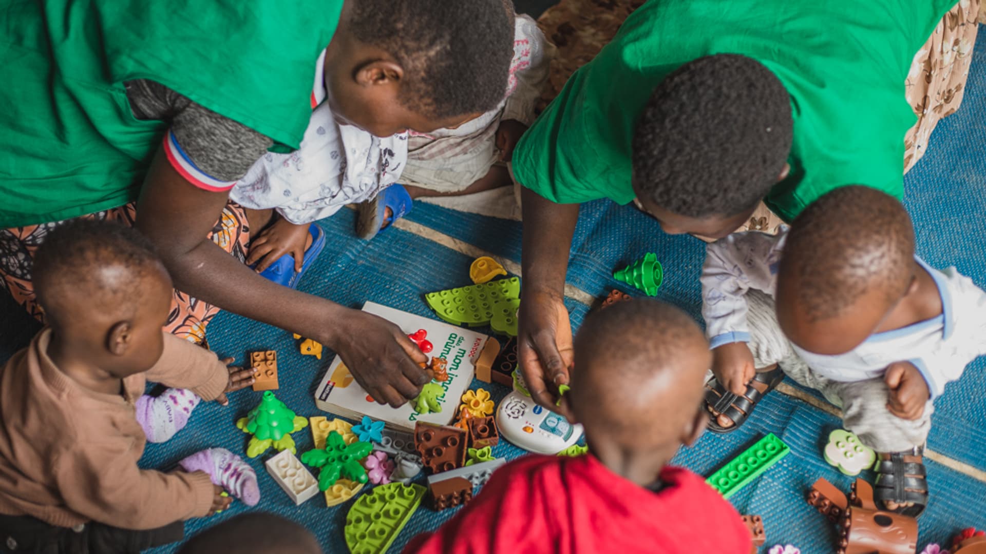 Enfants participent à des activités au sein des crèches pénitentiaires