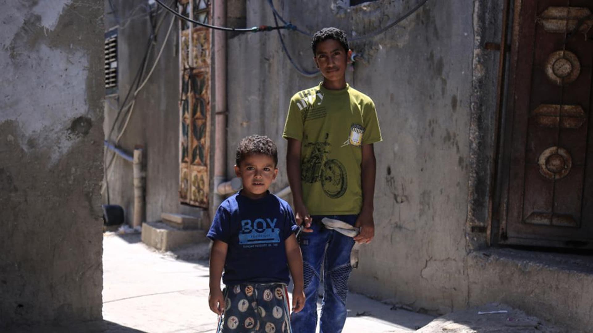 2 Jungen in einer Straße in Gaza