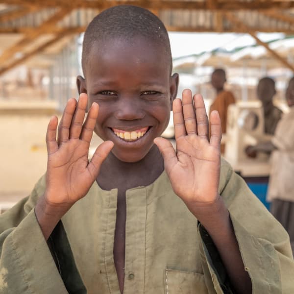 Enfant à un lavabo Gravit'eau au Nigeria