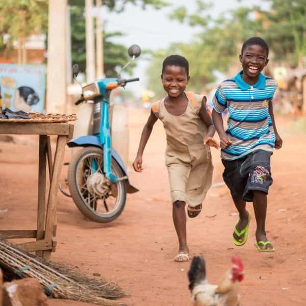 Enfants courant dans une rue au Burkina Faso