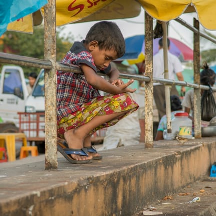 Junge, der an einem Programm zur Bekämpfung der Ausbeutung von Kindern in Myanmar teilnimmt