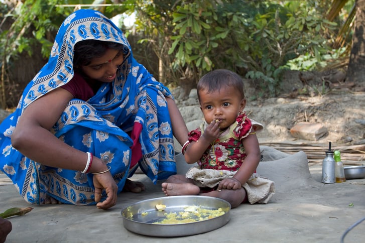 Une mère avec son enfant en Inde