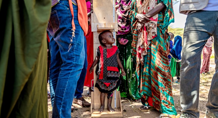 Enfant passant un contrôle médical à Garissa, Nigéria