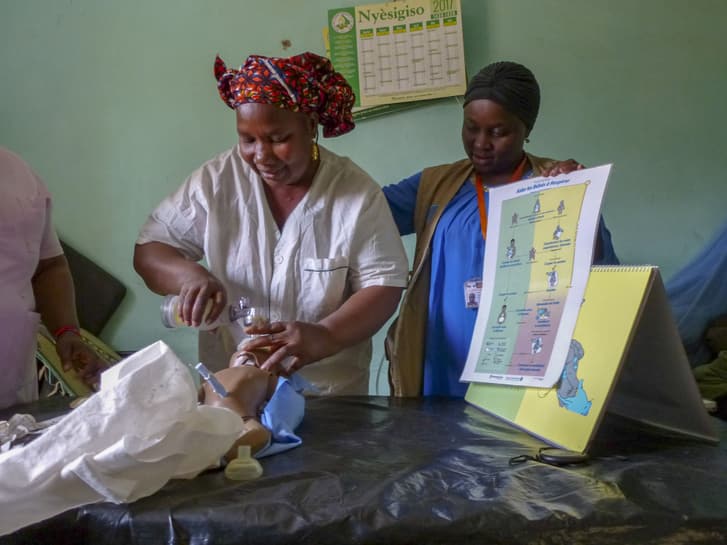 A midwife practices first aid on a dummy