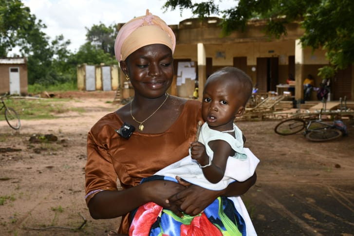 Wendeyida with her son Moussa in her arms.