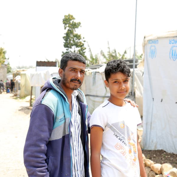 Père et fils libanais dans la rue lors du covid