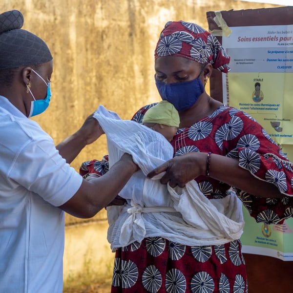 Staff Tdh aidant une femme et son bébé