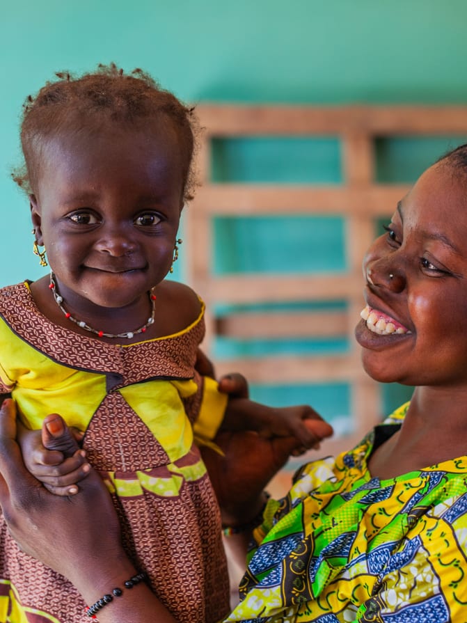 Nono Kalapo et sa fille se rendent au centre de soin de Macina, Mali